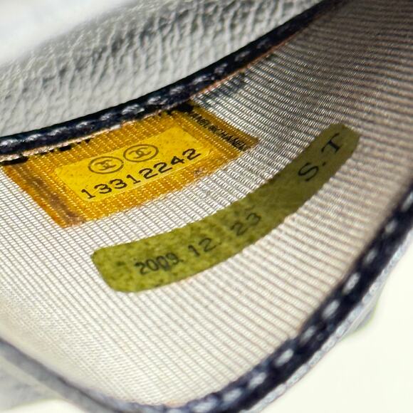 Chanel 2009 Goatskin Camellia Embossed 6 Key Holder in Black Made in Italy - Picture 10 of 12